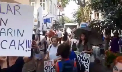 Büyükada’da ”Azmanbüsler” davul zurna eşliğinde protesto edildi