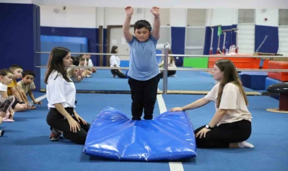 Çocuklar spor okullarında hem fiziksel hem de zihinsel olarak kendilerini geliştiriyor