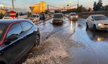 Diyarbakır’da sağanak yağış rögar tıkattı, kilometrelerce araç trafiği oluştu