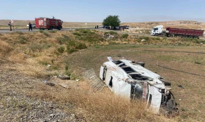 Diyarbakır’da yolcu minibüsü ile pikap çarpıştı: 1’i çocuk 3’ü ağır 14 yaralı