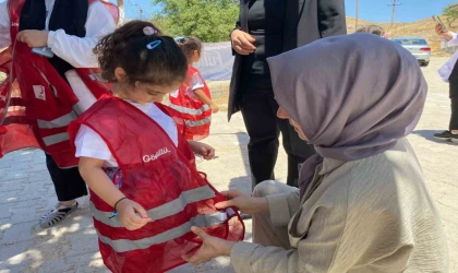 Elazığ’da anaokulu öğrencilerinden yürekleri ısıtan davranış