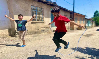 Elazığ’da çocuklar sokak oyunları ile keyifli anlar yaşadı