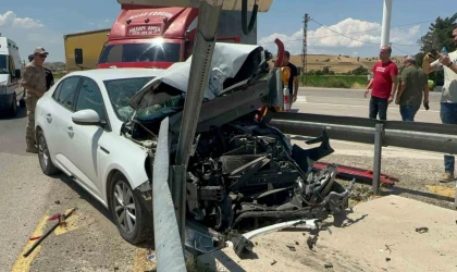 Elazığ’da otomobil bariyerlere saplandı: 4 yaralı