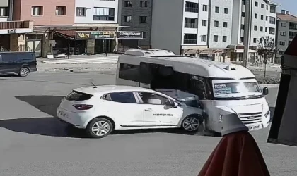 Elazığ’da otomobil ile minibüsün çarpışma anı kameralara yansıdı