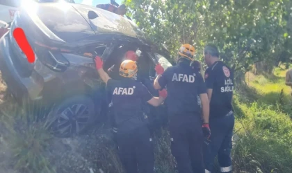 Erzincan’da araç içerisinde sıkışan yaralı sürücü AFAD ekiplerince kurtarıldı