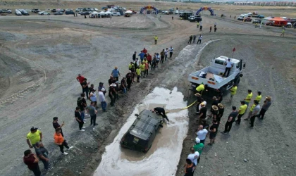 Erzincan’da off-road yarışmasında pilotlar çamura saplandı