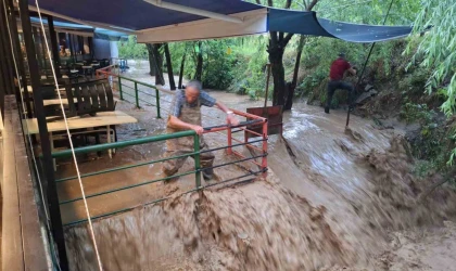 Erzincan’ın turizm beldesi Çağlayan’ı sel vurdu