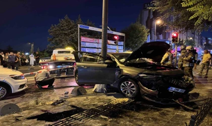 Esenler’de otomobil sürücüsü önce minibüse, ardından yayaya çarptı