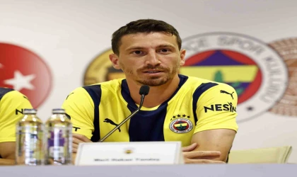 Fenerbahçe 7 futbolcu için imza töreni düzenledi