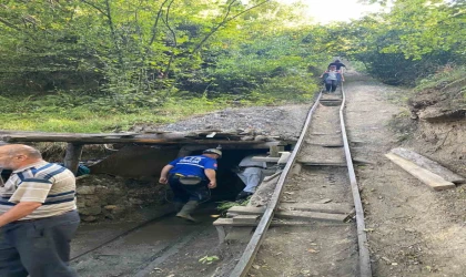 Göçükte kalan işçinin cansız bedeni 8 saat süren çalışmaların ardından çıkartıldı