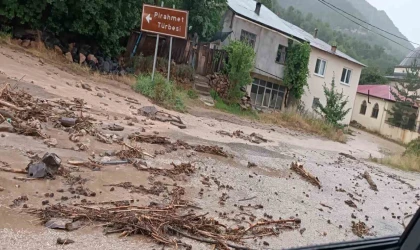 Gümüşhane’yi sağanak yağış vurdu, Erzincan-Gümüşhane karayolu kapandı