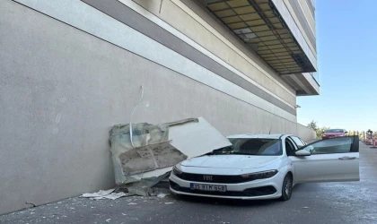 İzmir Optimum AVM’nin tavan kalıbı otomobilin üzerine düştü, faciadan dönüldü