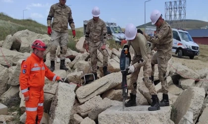 Jandarma personeline depremde arama kurtarma eğitimi verildi