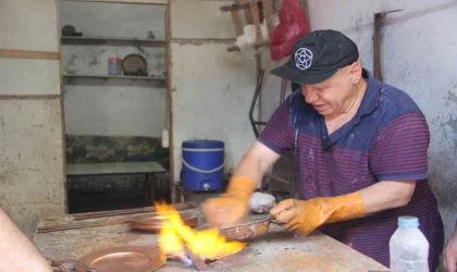 Kalay ustasının 100 dereceyi aşan sıcaklıkta zorlu mesaisi