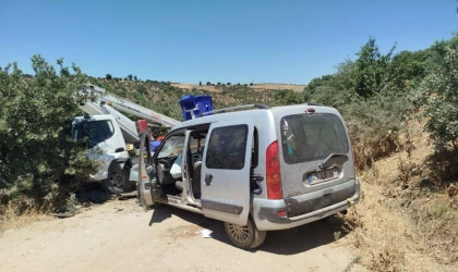 Kamyonet ile hafif ticari araç kafa kafaya çarpıştı: 2 yaralı