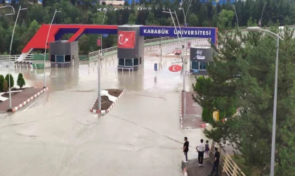 Karabük’te sağanak hayatı felç etti