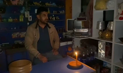 Karlıova’da elektrikler gidince esnaf mum ışığında iş yapmaya çalıştı