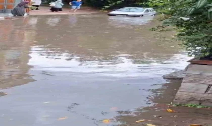 Kartal’da yağış sonrası yollar göle döndü