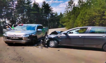 Kastamonu’da kamyonet ile otomobil çarpıştı: 3 yaralı