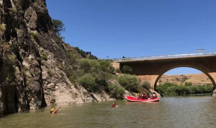 Kavurucu sıcaklarda rafting yaparak serinlediler