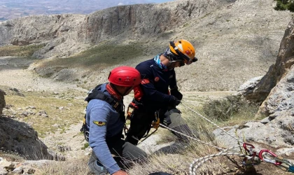 Kayalıklarda mahsur kalan çoban ve koyun kurtarıldı