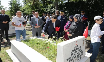 Kütahya’da şehitler kabirleri başında dualarla anıldı