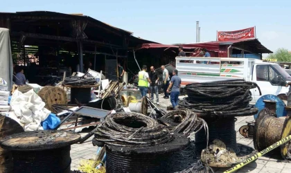 Malatya’da yangının vurduğu esnaf geriye kalan sağlam mallarını kurtarmaya çalışıyor