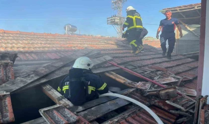 Mutfakta çıkan yangın evi kullanılmaz hale getirdi