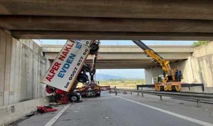 Osmaniye’de kamyon köprüden düştü: 1 ölü