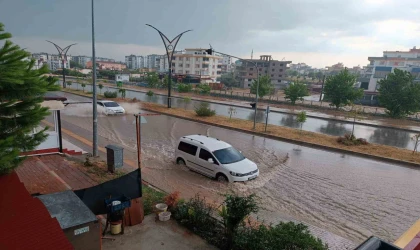 Osmaniye’de sağanak ve fırtınada sokaklar göle döndü