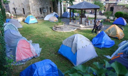 Otellerde yer bulamayan güreş sevdalıları, cami havlularında çadırlarda uyudu