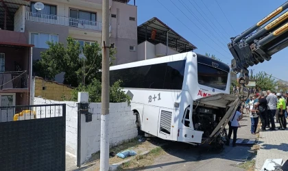 Otobüsün yoldan çıktığı kaza saniye saniye kaydedildi