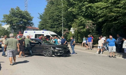 Otomobil ambulansı sollamaya çalışınca kaza yaptı; 1’i çocuk 2 kişi yaralandı