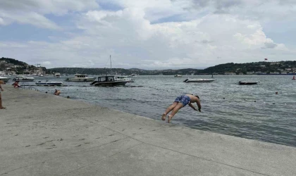 Özel plaja giremeyen vatandaşlar soluğu İstanbul Boğazı’nda aldı