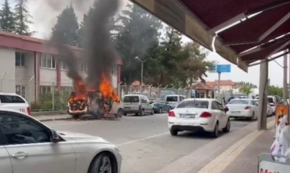 Park halindeki minibüs alev alev yandı