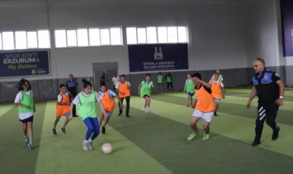 Polis Erzurum’da çocuklarla futbol oynadı, evleri ziyaret etti