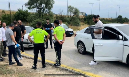 Polis, uygulamadan kaçan aracın peşine düştü: Kaçarken uyuşturucu madde attılar