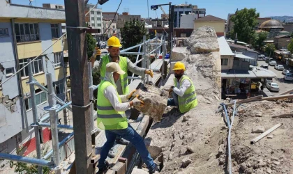 Restorasyon kapsamında Ulu Cami’de taşlar sökülüyor