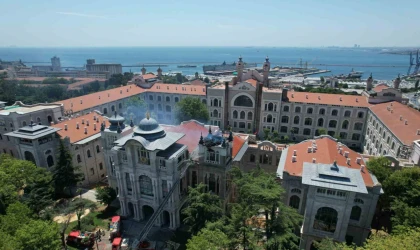 Sağlık Bilimleri Üniversitesi’nin çatısında çıkan yangın havadan görüntülendi