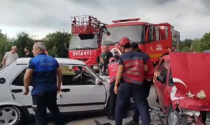 Sakarya’da iki Tofaş kafa kafaya çarpıştı: 3 yaralı