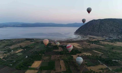 Salda Gölü’nde sıcak hava balonuyla ilk uçuş