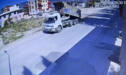 Seyir halinde damperini açan kamyon, 200 metre boyunca yola toprak döktü o anlar kamerada