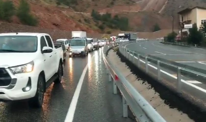 Şiddetli yağış sonrası Gümüşhane-Bayburt yolu kapandı