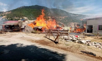 Sivas’ta korkutan yangın: 2 samanlık ve 2 ahır yandı