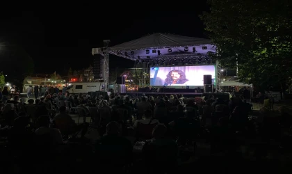 Söğüt’te düzenlenen çeşitli etkinliklerden biri film gecesi oldu