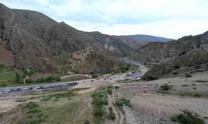 Tortum’da heyelan: Erzurum-Artvin karayolu trafiğe kapandı