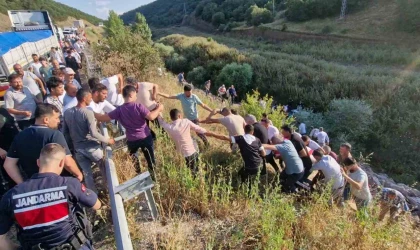 Uçuruma yuvarlanan otomobildeki yaralıları kurtarmak için insan zinciri oluşturdular