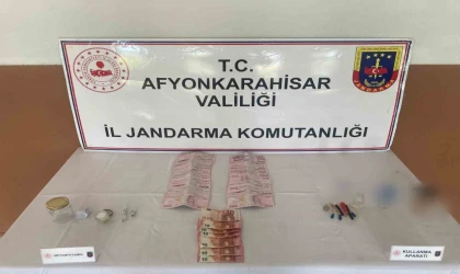 Uyuşturucu satmaktan hapis cezasıyla aranan kadın, uyuşturucu ile yakalandı