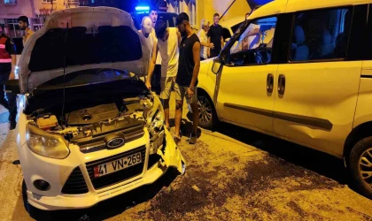 Yalova’da kontrolden çıkan hafif ticari araç 2 otomobile çarptı