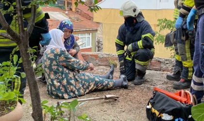 Yaşlı kadın tavukları için çıktığı çatıda mahsur kaldı